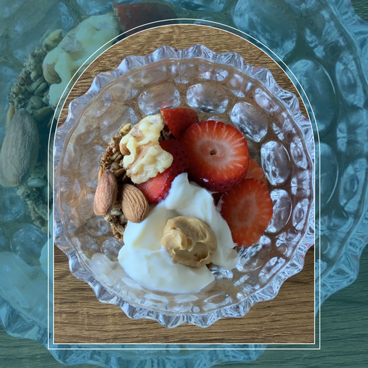 Yogur de Vainilla con Fresas y Granola Keto